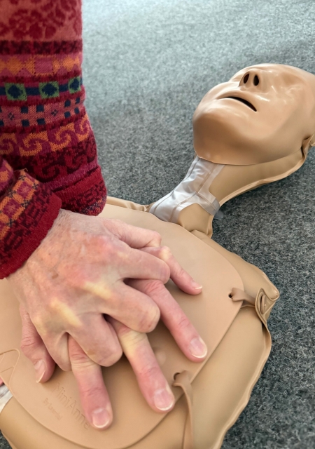 „Leben retten“ - Kreis Paderborn schult Lehrkräfte ab der 7. Klasse am 10. und 12. März im Ahorn-Sportpark in Paderborn. © Kreis Paderborn, Diana Ramme